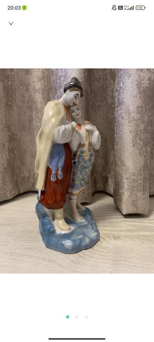 Травнева ніч,  закохана пара -порцелянова статуетка, ручного розпису.