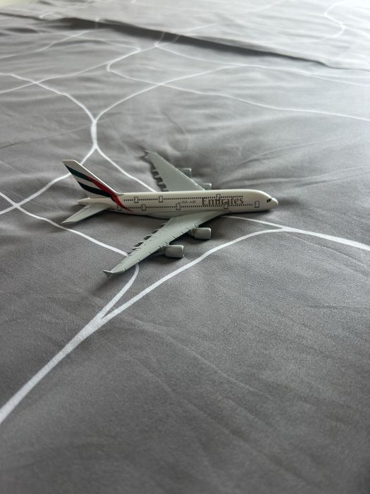 Avião miniatura EMIRATES