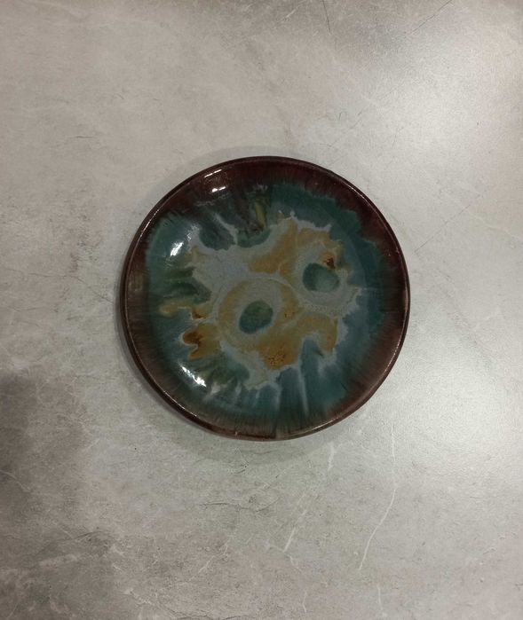Talerz ścienny, brązowo-zielona abstrakcja, śr. 21 cm, PRL
