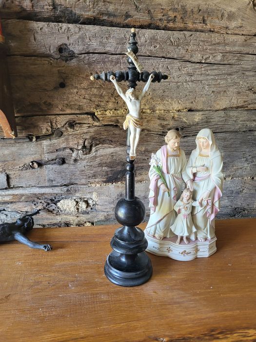 Zabytkowy drewniany krzyż 51cm biskwit Jezus