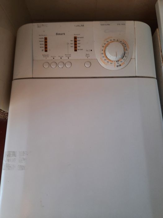 Пральна машинка з вертикальною завантаженням.