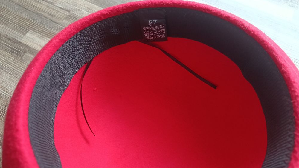 Жіночий капелюшок червоний