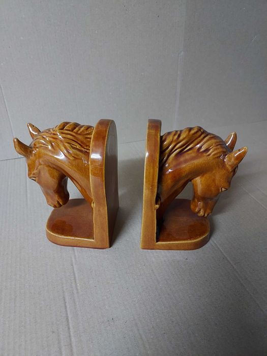 Suporte para Livros – Cabeças de Cavalo em Madeira Castanho Claro