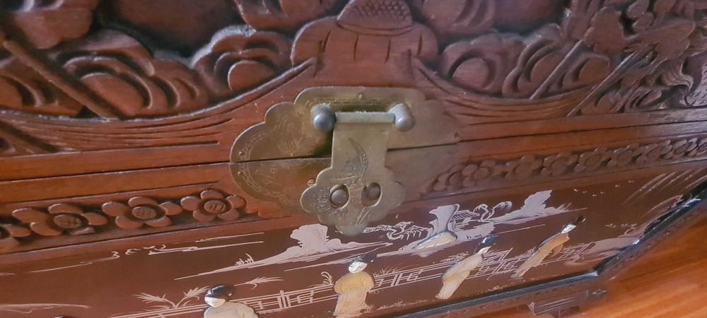 Arca/Bau em madeira trabalhada e relevo de madre-perola