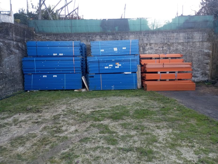 Mesa de 2 bastidores e 4 travessas laranjas