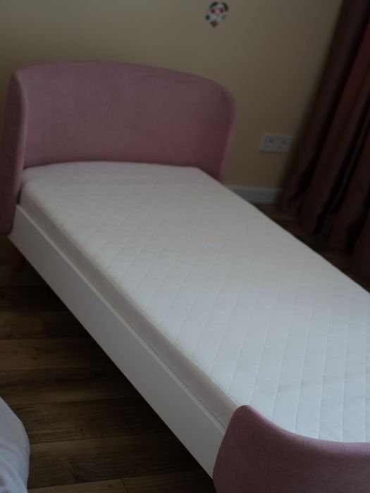 Дитяче ліжечко для дівчинки