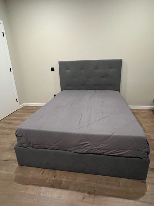 Vende -se cama de casal com estrado e colchão.