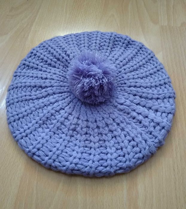 Czapka beret lekka kolor wrzosowy liliowy z pomponem