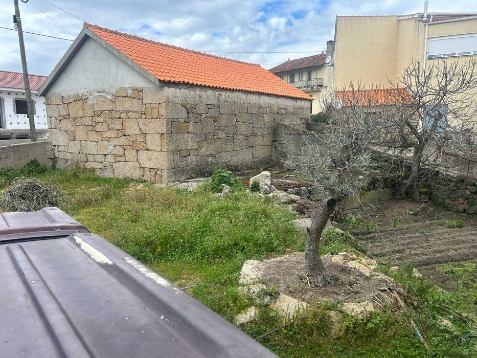 Vende‑se Palheiro / Casa em Pedra com Terreno