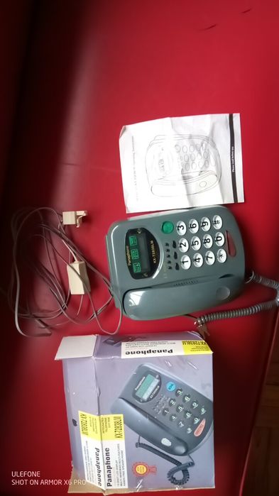 Telefone com fio e botões grandes.  Alta voz e botão remarcação rápida