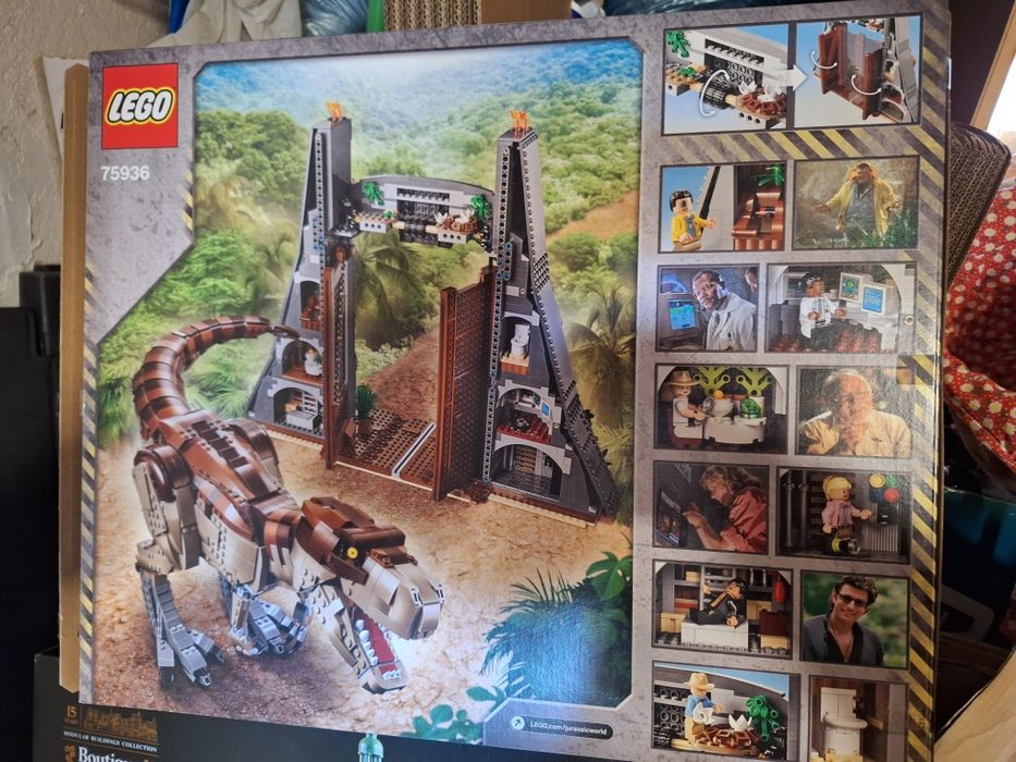 Kartony po lego używane 75936 oraz 10297