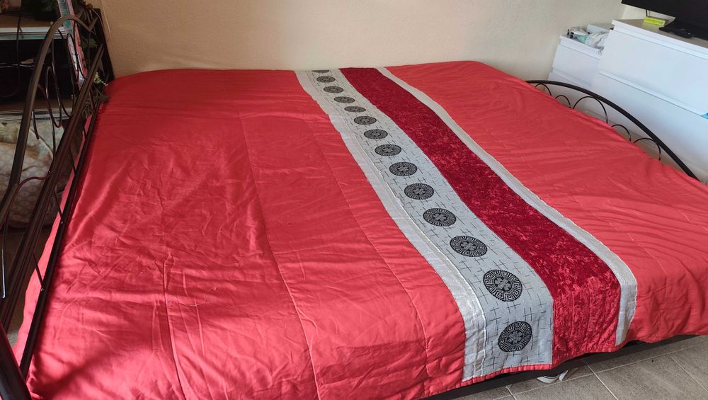 Cama com colchão de molas ensacadas