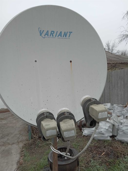 Спутниковая антена Variant с 3-мя головками и кабелем
