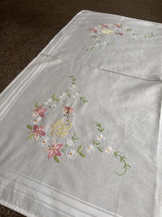Obrus ręcznie haftowany  wiosenny do kolekcji