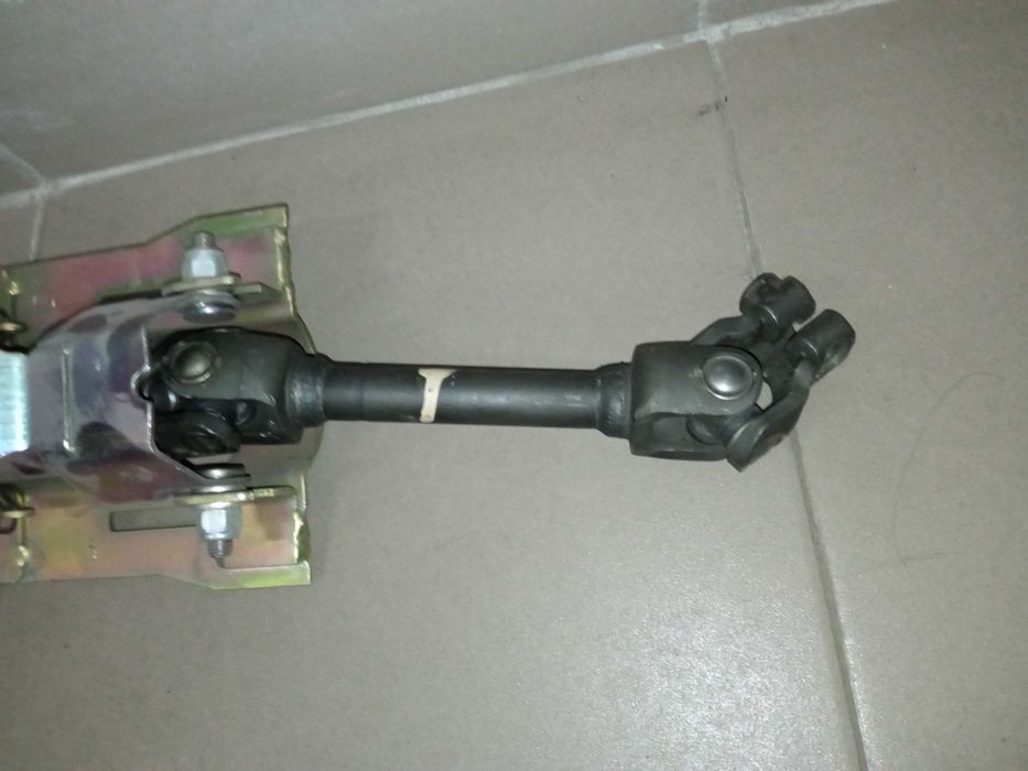 Вал рулевой ВАЗ 2110, 2111, 2112 в сборе с кронштейном и карданчиком
