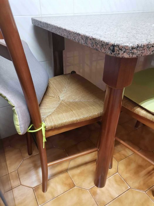 Mesa com tampo em granito e 4 cadeiras
