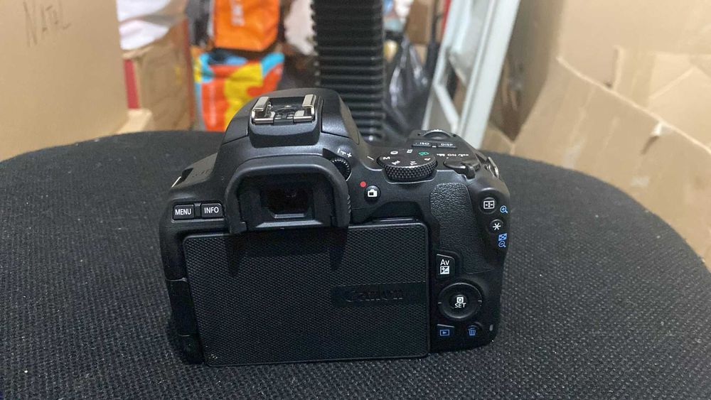 MÁQUINA FOTOGRÁFICA CANON EOS 250D + EF-S 18-55MM + BOLSA + TRIPÉ