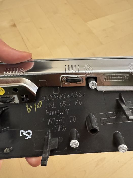 Декоративная накладка панели audi q8 e-tron 2023. Серая ,под дерево.