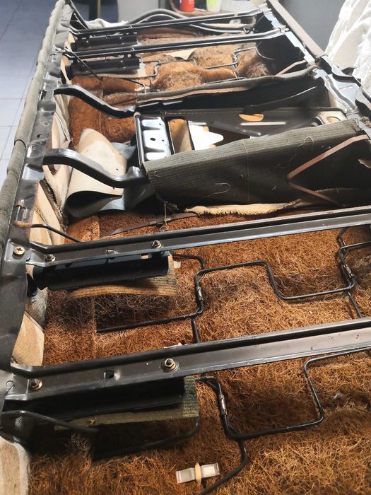 Mercedes W123. Banco Traseiro com encostos de cabeça