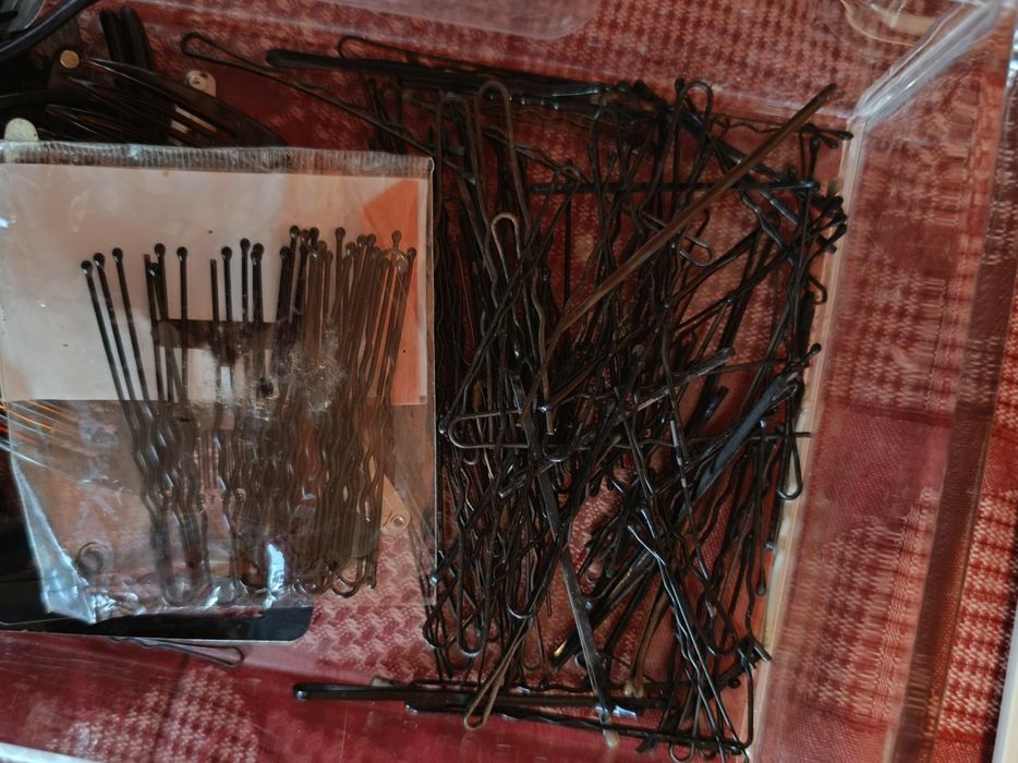Acessórios de cabelo (dezenas de ganchos) totalidade.