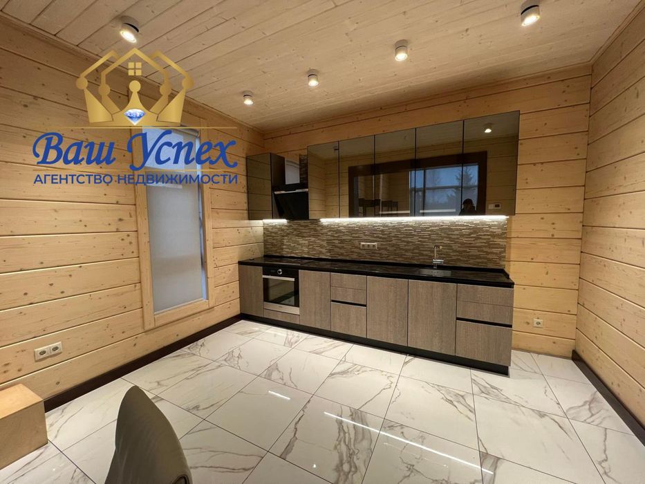 Продажа современного дома в городке с выходом на озеро.