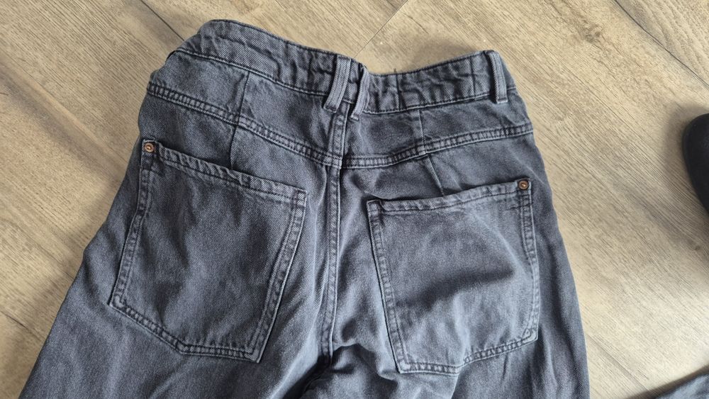 Jeansy bershka 38
Z tylu nogawki nieco zdeptane :)
Normalne ślady użytkowania