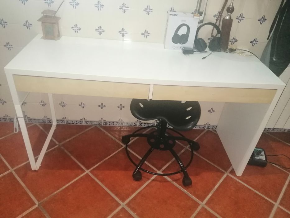 Mesa de escritório e cadeira como novos