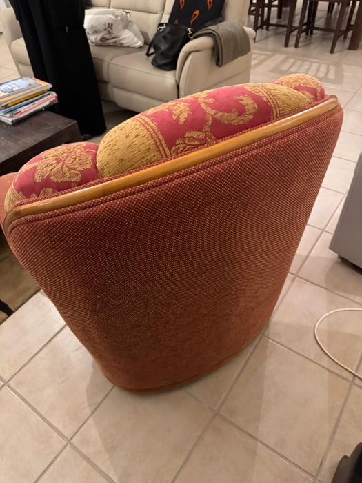 Poltrona em tecido com paineis de madeira. Estrutura perfeita