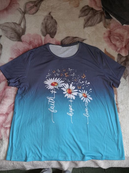 Женская летняя футболка.