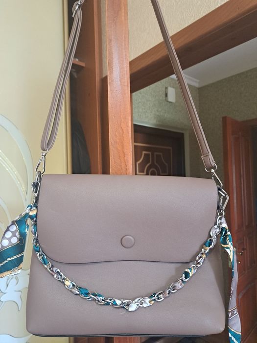 Сумка із шкірозамінника.