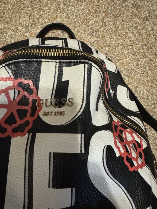 Женский рюкзак guess
