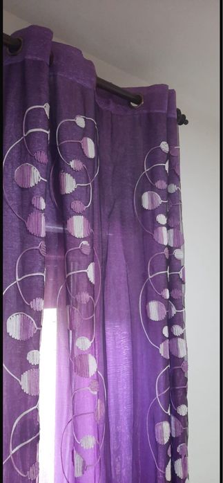 Cortinas Roxas e Castanhas