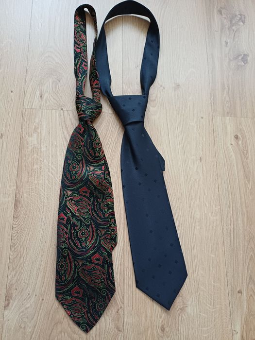 Sprzedam  zestaw  2 krawatów.