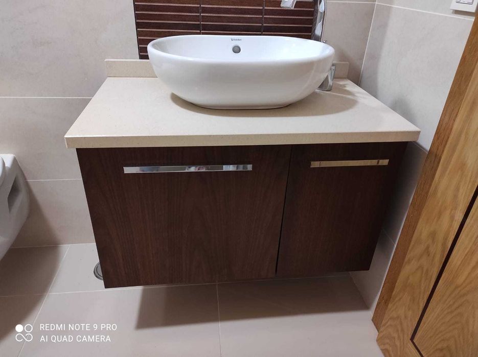 Móvel com lavatório suspenso com 2 portas