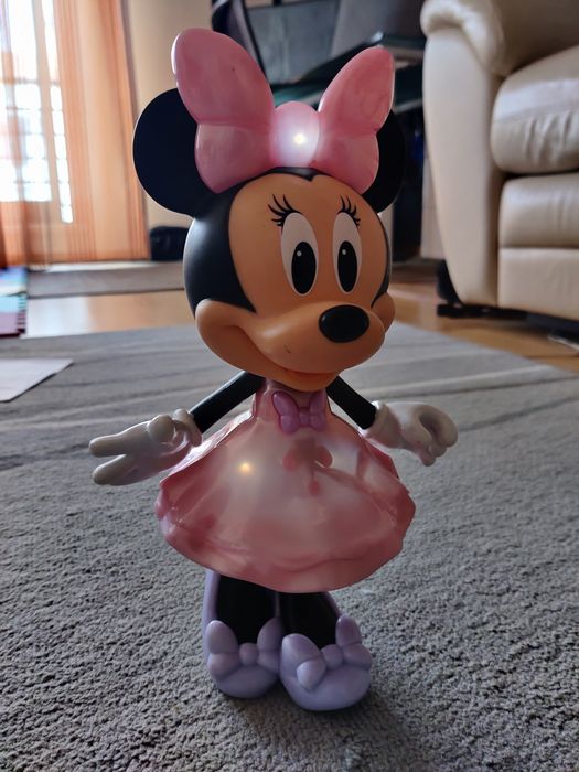 Boneca interactiva Minnie Mouse com música e varinha mágica