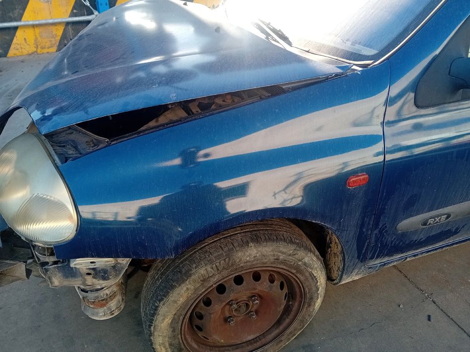 Guarda-lamas esquerdo RENAULT Clio II (BB0/1/2_, CB0/1/2_)