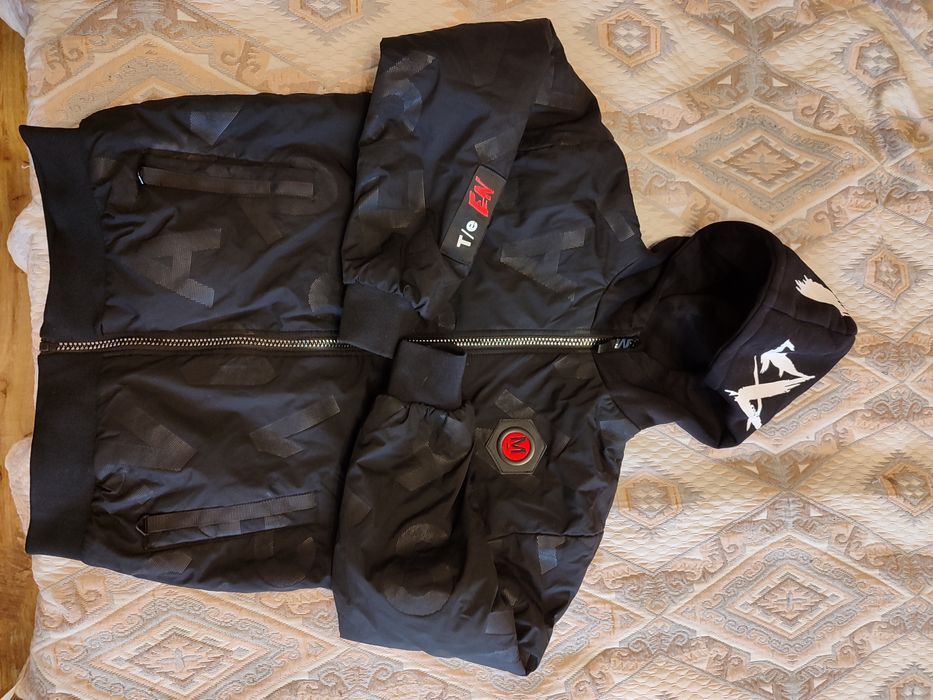 Класна куртка на хлопця