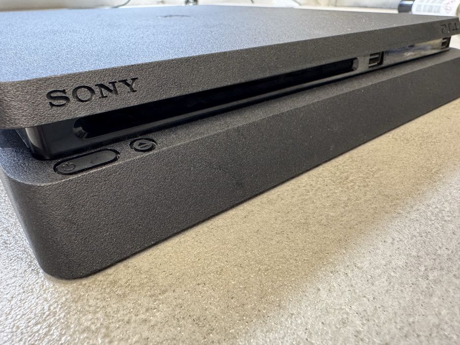 PlayStation 4 slim 1TB  plus oryginalny pad i dwie gry