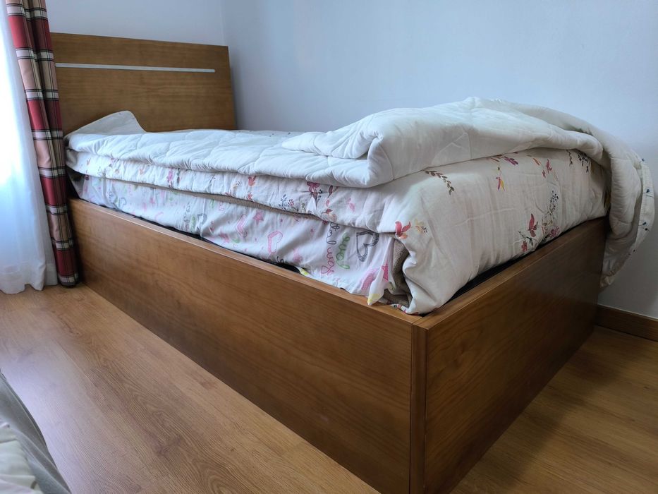 Cama sommier em Pinho Mel