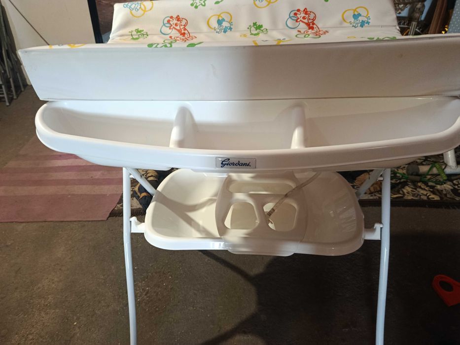 Muda fraldas com banheira e armário