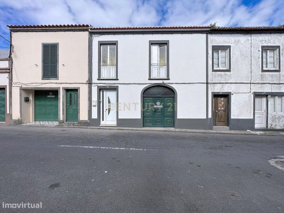 Moradia T3+1 com amplo quintal e garagem | Rosto de Cão (São Roque) –