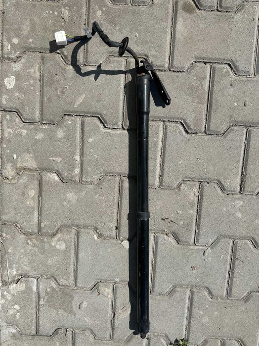 Амортизатор крышки багажника електро Nissan Rogue 2015год