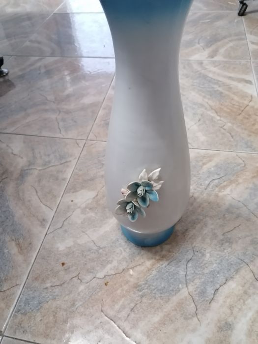 Jarro em porcelana e pintado