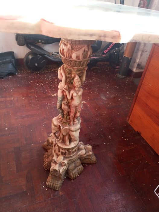 Mesa em Marfinite64738403825539121