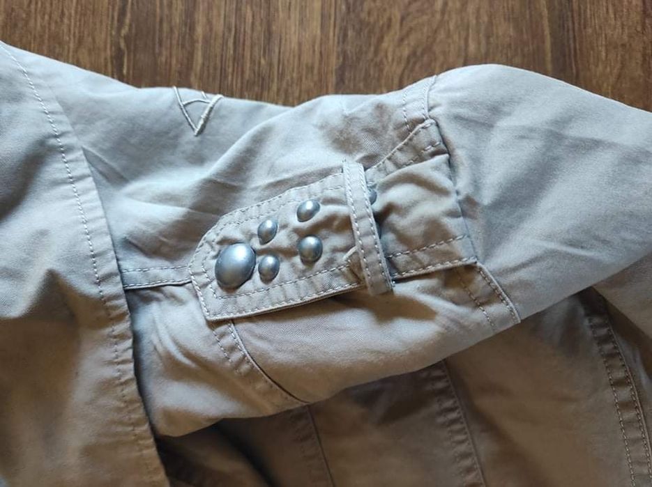 Marynarka w stylu militarnym