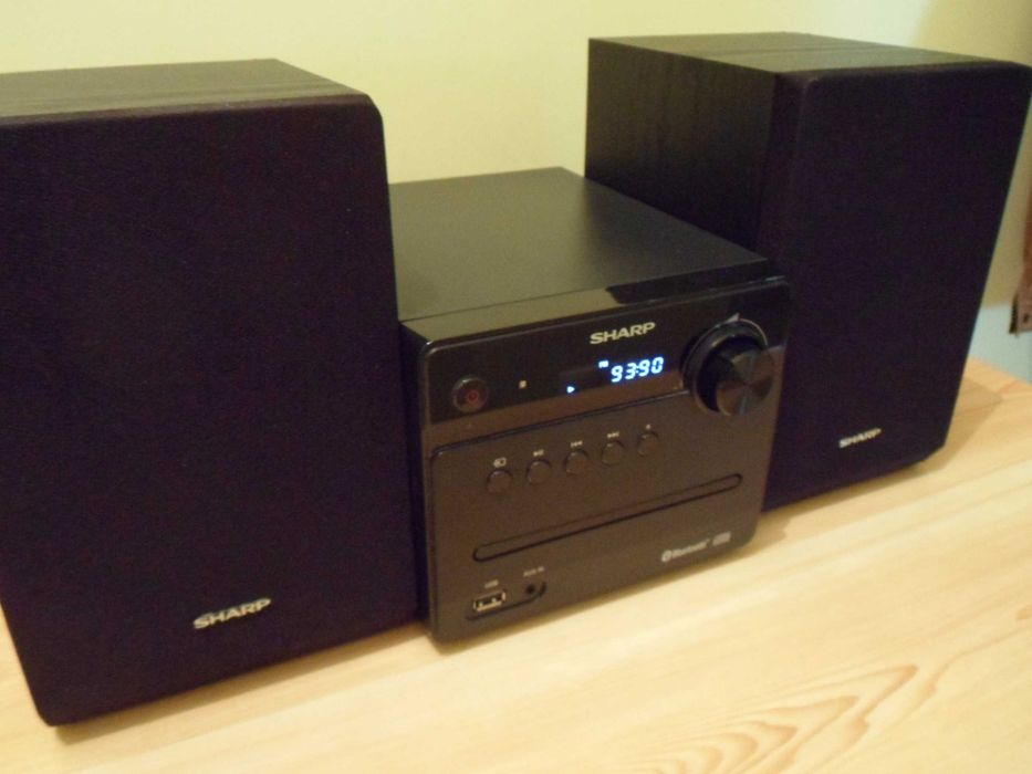 Wieża SHARP z głośnikami .