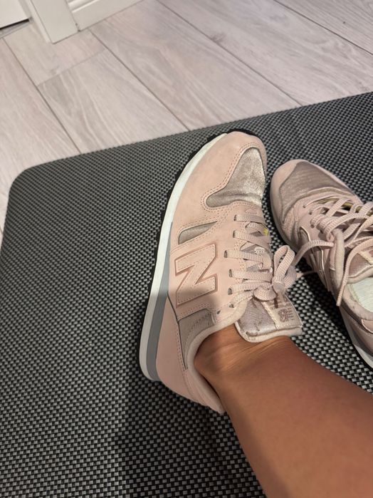 Damskie sneakersy - New Balance - 37