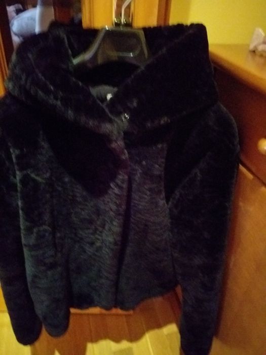 Casaco em pelo preto Zara