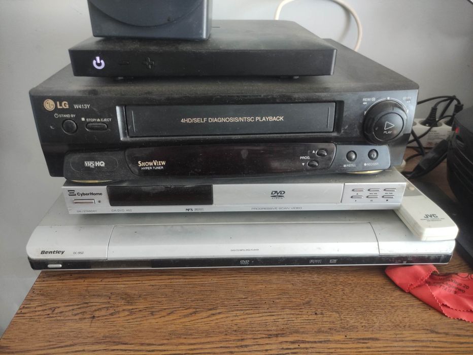 Magnetowid dvd kasety VHS i dvd