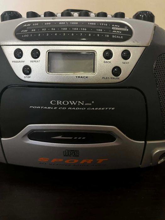 Rádio portátil CROWN com leitor de CD, cassete e rádio AM/FM.